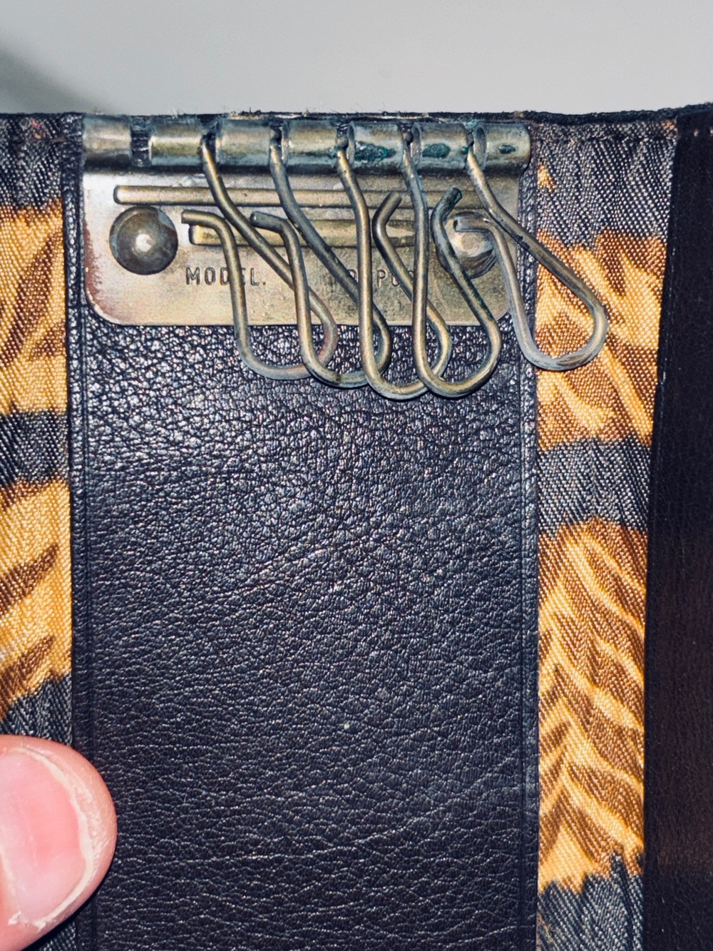 Vintage D&G Dolce & Gabbana Leather Studded 6 Key Case Tiger Print Italy - Picture 6 of 9